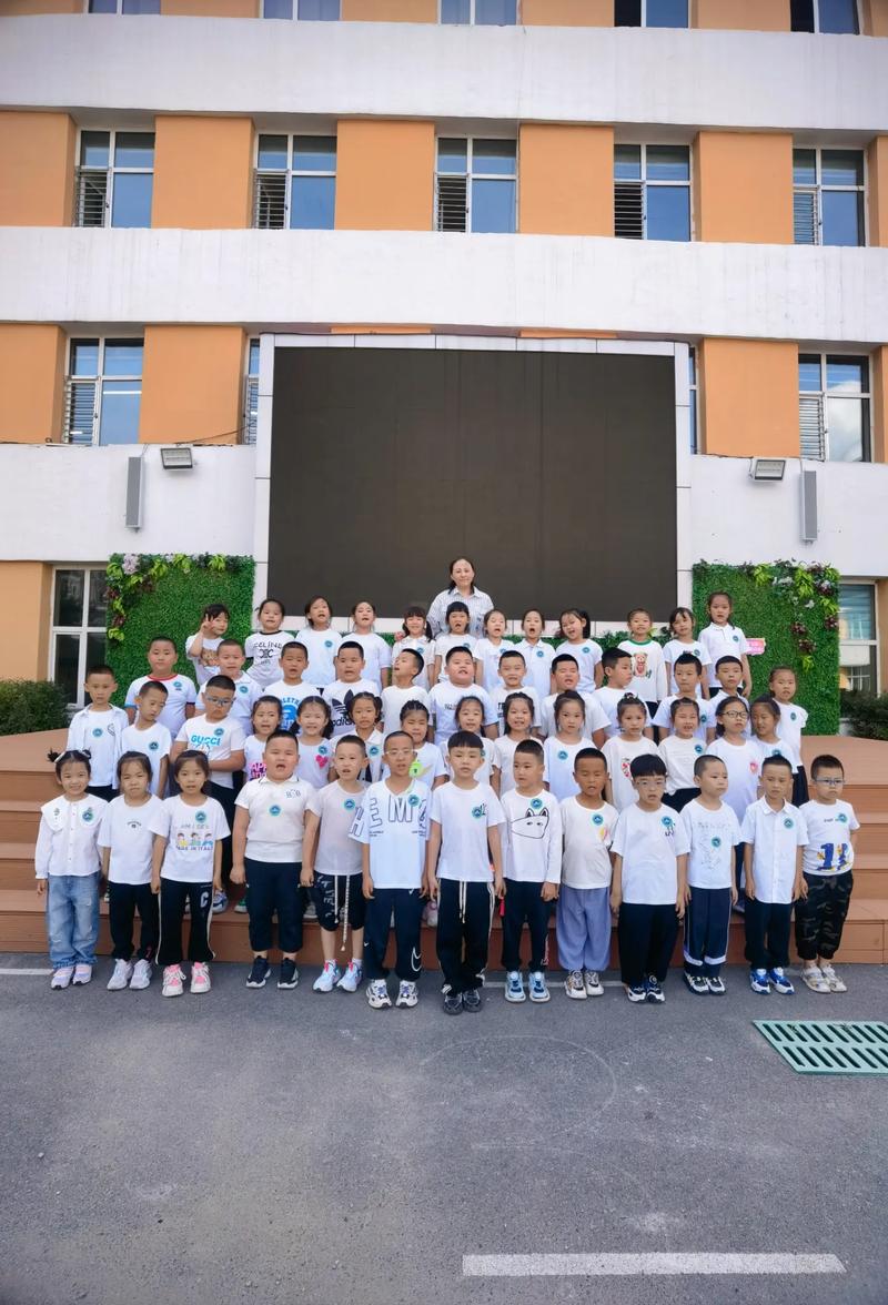 2023屆南山小學"一年六班"全體師生合影留念,太陽底下最光