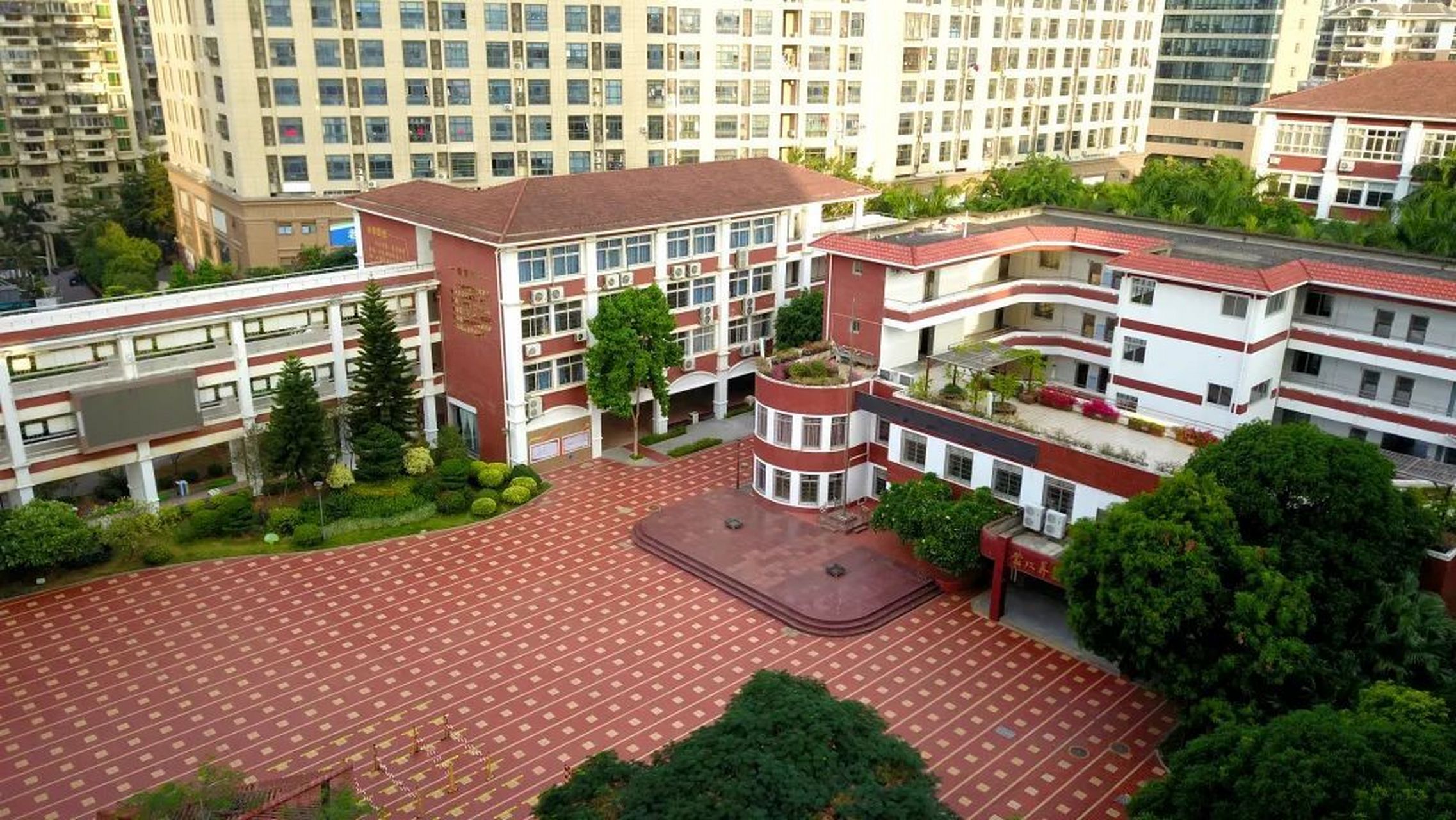 江頭中心小學 廈門市江頭中心小學地處湖里呂嶺路,臺灣街和仙岳路交叉